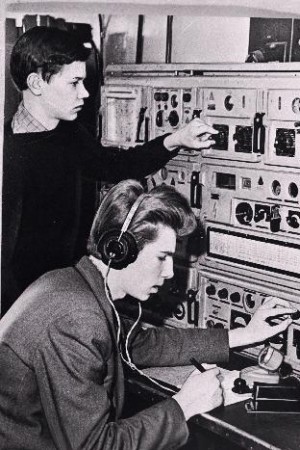 Таллин, Дворец пионеров и школьников члены радио кружка Леонард Полл (на переднем плане) и Андрес Ильвес работают в коротковолновом эфире в 1962 году