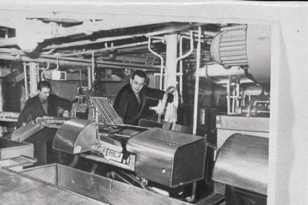 Руссин А.  и Волков В. рыбообработчики   изучают шкерочную машину -  БМРТ  Юхан Сютисте - 03 1961