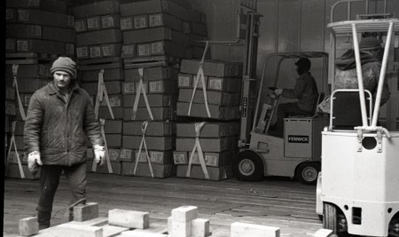 Выгрузка коробов с рыбой с корабля в порту Пальяссааре. Рабочие в трюме корабля с вилочным погрузчиком 1982.