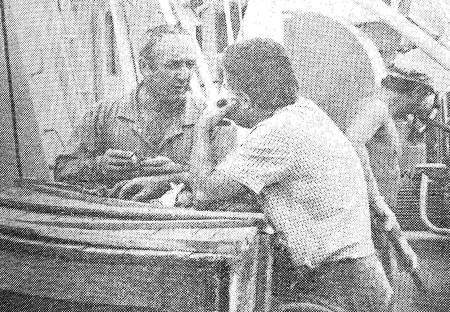 Кабулов Андрей Яковлевич стармех беседует с подчиненным  – ПЭ-2 Эстрыбпром 30 08 1988