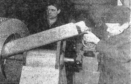 Логачев Б. слесарь  и инженер техотдела ТБТФ А. Кикерист  осматривают  барабан для снятия чешуи. - БМРТ -227 15 04 1967