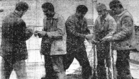 Побигач Илья слева старший мастер добычи  с матросами ремонтирует сеть  БМРТ 396 Иоханнес Руве  10 сентября 1971