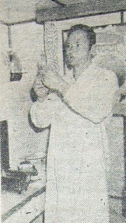 Кузнецов В. Ф. судовой врач готовится к приему пациента  БМРТ-250 Яан Koopт -  25 мая 1974 года.