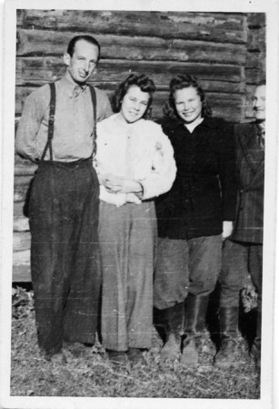 Саломатин С., Сайк А., Я. Каби и Г. Шапор работники минрыбпрома ЭССР  на уборке картошки - 1947