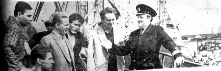капитан   В.  Нечитайло  с  экипажем   СРТР-9103  май июнь   1963   года