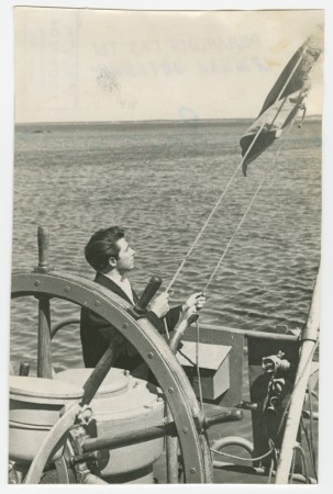 Агулян Арам поднимает  флага на ПБ Урал - июль 1967