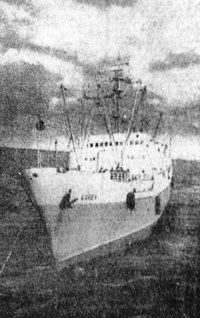 Встреча БМРТ-396   с  УПС Карел,  которое обучает курсантов северных мореходок - 29  06 1969 фото И. Самсонова рефмеханика