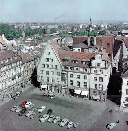 1960г.  Ратушная  площадь с  автомобилями