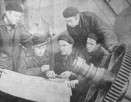 Орлов П. В. (в центре) со своей бригадой дизелистов  - СРЗ 26 04 1973