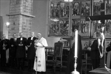 Нигулисте  - 1993 г. Папа римский в церкви Нигулистэ.