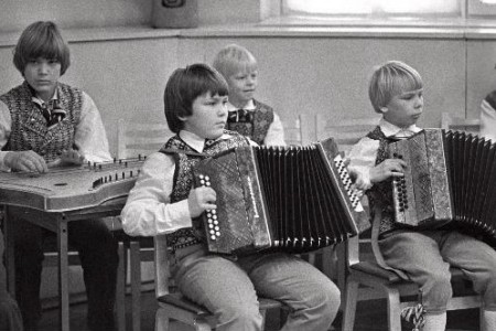 Таллинский Дворец пионеров и школьников  - члены кружка народного творчества -  10 1979