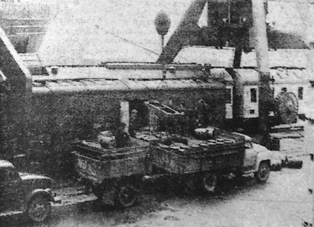 Идет разгрузка плаврыбозавода Фредерик Шопен  - ТБОРФ   16 05 1969