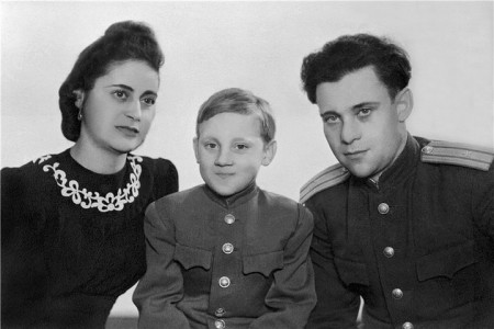Володя Высоцкий с мамой Женей (мачехой Евгенией Степановной) и папой Семеном Владимировичем (Вольфовичем), 1948 год