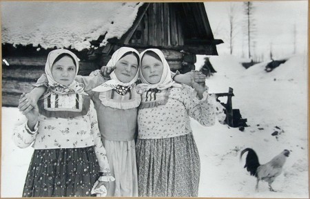 Советские крестьянки из деревни Акимовка. Зима 1942-43 годов. Калужская область.