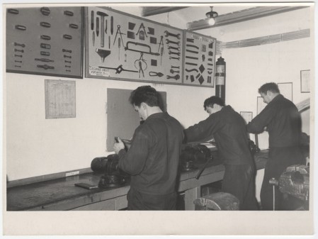 Курсанты Пярнуского морского училища работают слесарями в мастерской школы, 1965 год.