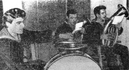 Регулярно собираются участники духового оркестра на репетиции - ТМШ 09 12 1972