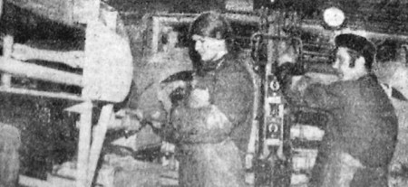 Голуб Н. рыбообработчица и  слесарь-наладчик  Ю. Комолов – Холодильник ТБОРФ 17 05 1970