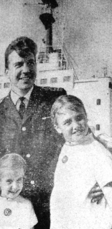 Сангель Лео Аугустович капитан-директор с  дочками в день прихода судна в порт - РТМ 7192 Юлемисте 20 августа 1971