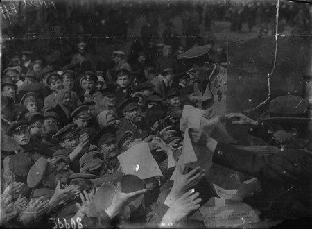 распространение  листовок в  дни  Февральской революции  на Тверской улице 1917