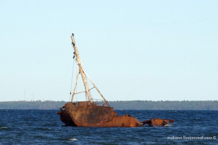 В Балтийском море лежат остатки СРТР Маху. Сел на мель 1989-1990.