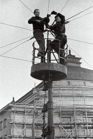 монтаж первых метров линии  электропередач для  троллейбусов  Таллинна  1965