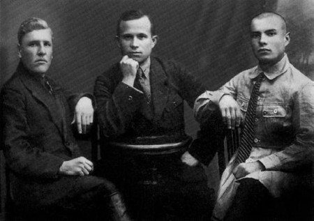 Никита Хрущев (в центре) – студент рабфака