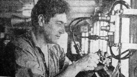 Почебут Станислав начальник РТС ремонтирует антенный ввод – БМРТ-463  Андрус Йохани  25 02 1970