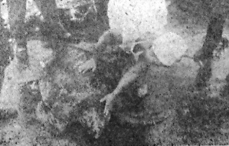 Пахомова Полина пекарь знакомится с гостьей, морской черепахой - БМРТ-431 Каскад  13 01 1968