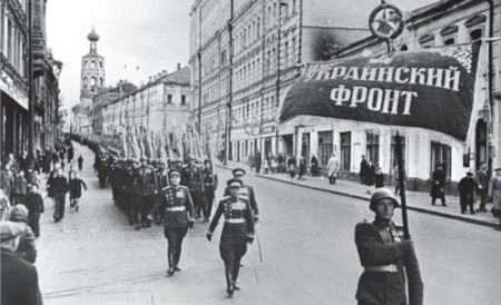 Комиссар сводного полка генерал-майор Л. И. Брежнев (слева). 24 июня 1945 г.