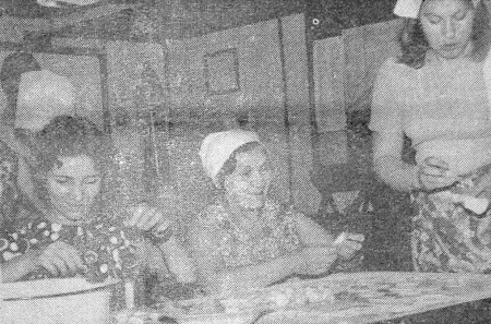 женщины  с  увлечением  готовят  пельмени - БМРТ-253  МАРТ СААР 06 12 1977