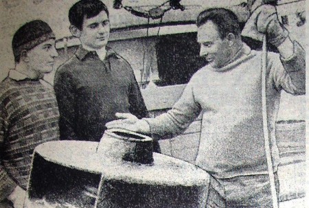 Поваров И. и  Кондратюк М.  матросы, Пихла В. боцман  СРТ 9062  за ремонтом судна 30 мая 1972