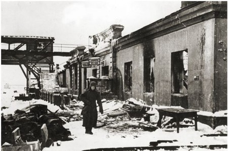 разрушенный вокзал - город  Калинин после  освобождения от немецких захватчиков. 1941 г