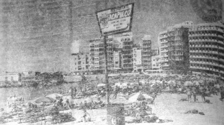 один из пляжей   Лас-Пальмаса.  Наши моряки   —   проводят здесь  часы своего отдыха - 02 04 1974