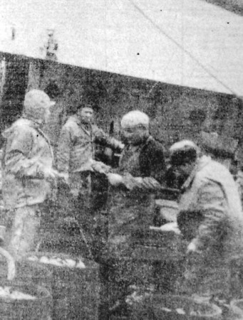 Рыбаки устраняют порыв  трала – СРТР-9110 30 12 1970 фото К. Кадая