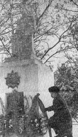 Венок к подножию памятника кладет член экипажа СТМ-8343 Озаричи  –  Озаричи Белоруссия  12 02 1985