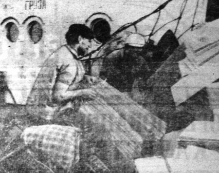 Косых Юрий тралмастер с бригадой грузит тару – БМРТ-250 Яан Коорт 23 11 1971