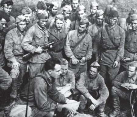 Бригадный комиссар Л. И. Брежнев беседует с солдатами перед боем. 1942 г.