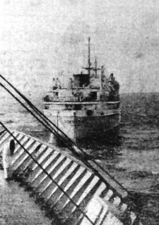 Команда судна принимает топливо с танкера Локтбатан - 19 10 1971 БМРТ-250 ЯАН КООРТ