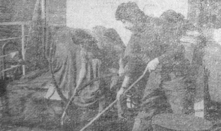 после долгого промысла моряки приводят свое судно в порядок - ПР Буревестник   22 10 1974