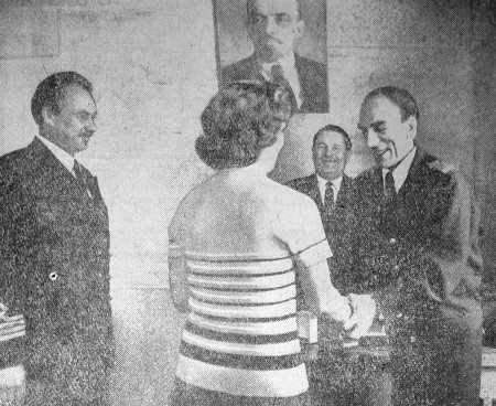 Пшеничников Иван Андреевич вручает диплом работнику объединения– ЭРПО Океан 11 10 1976