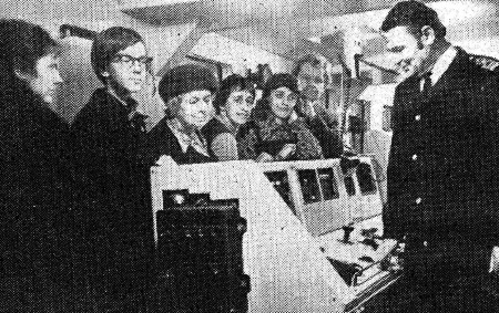 Андерсон К. первый помощник капитана знакомит гостей с  судном - БМРТ-604 Рудольф Сирге  15 12 1979