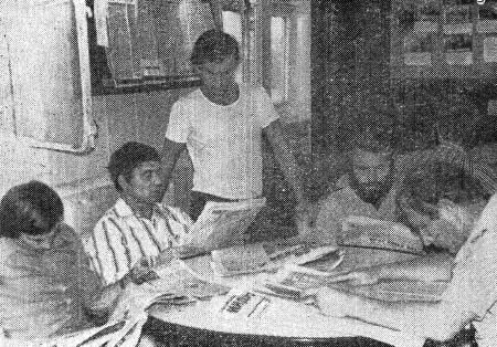 Свежие газеты и журналы, поступившие с очередной почтой всегда охотно читаются моряками –ПБ Станислав Монюшко 23 10 1979