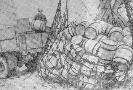 Погрузка  бочкотары  на плавбазу – ТМРП 18 04 1974