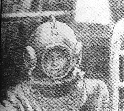 Басалыга Н.  старший водолаз закончил подводные работы, поднимается на борт БП-2. – ТМРП 04 04 1972
