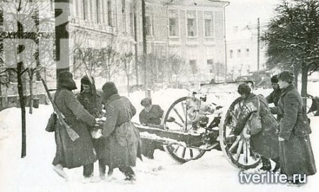советские воины освобождают Калинин