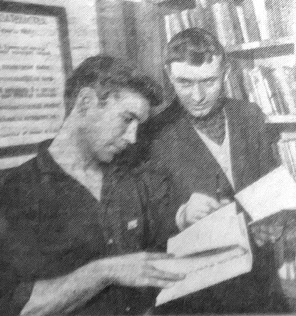 Лепихин Михаил и Николай Кияшкин матросы, в библиотеке судна 400 книг – ПР Саяны 09 04 1966