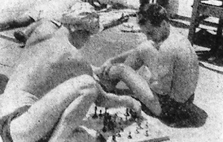 Дроздин Н. моторист и 2-й механик Г. Суханов играют в шахматы  на борту ПБ Украина во время смены экипажа –  БМРТ-355 август  1966