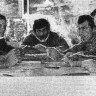 Бабич В. Я.  - справа - ведет пропагандистскую  работу  с экипажем РТМ-7192 Юлемисте 28 мая 1971
