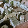 в  этих  старинных  черепичных  крышах  половина   очарования  ганзейского   города Таллинна  - 1960