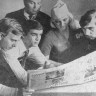группа моряков за чтением свежих газет. - ПБ Иоханнес Варес 02 09 19723